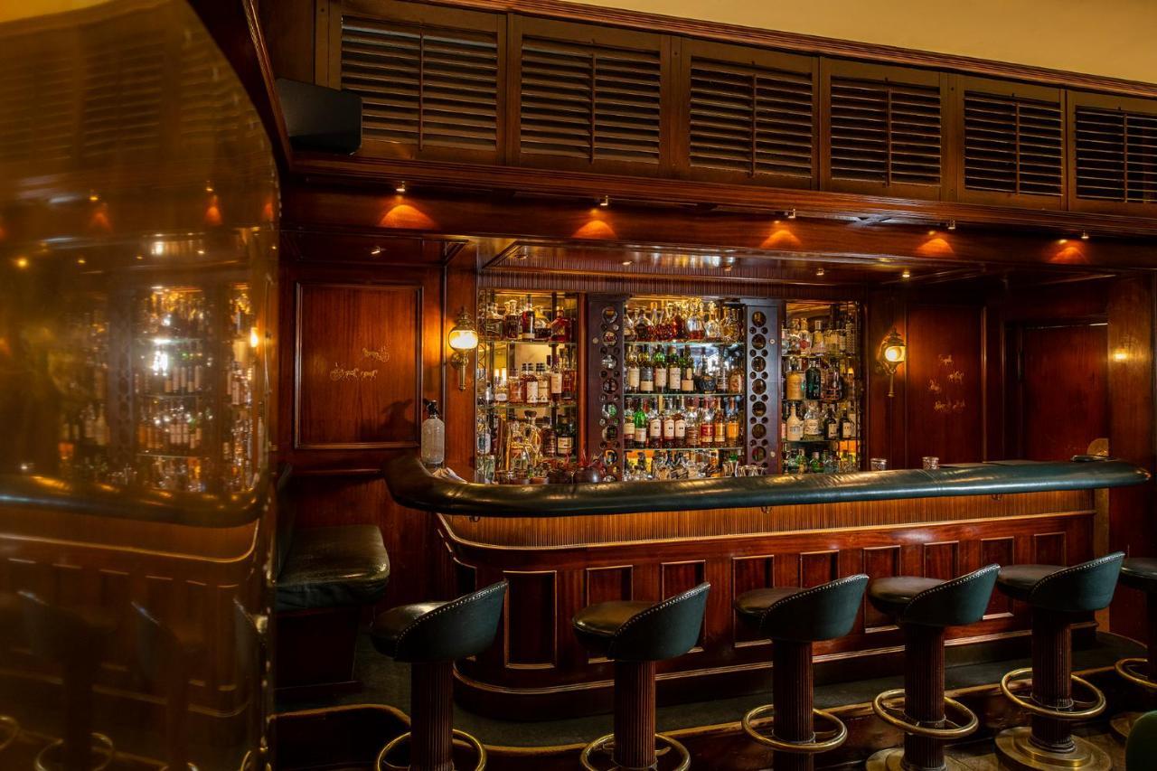 Hotel-Restaurant Erbprinz 에틀링겐 외부 사진 The bar at the St. Regis
