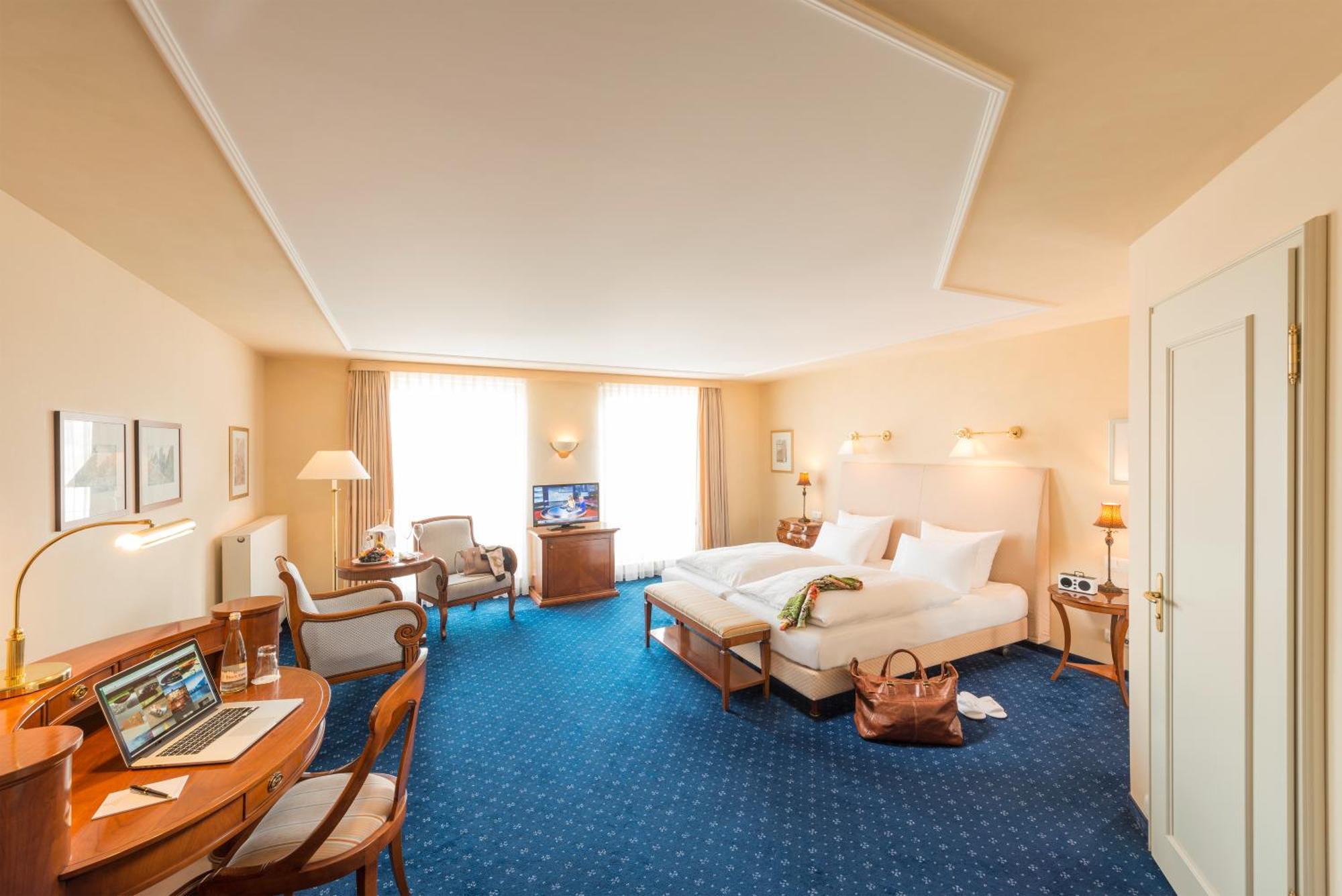 Hotel-Restaurant Erbprinz 에틀링겐 외부 사진 A typical room at the Hotel Atlantic
