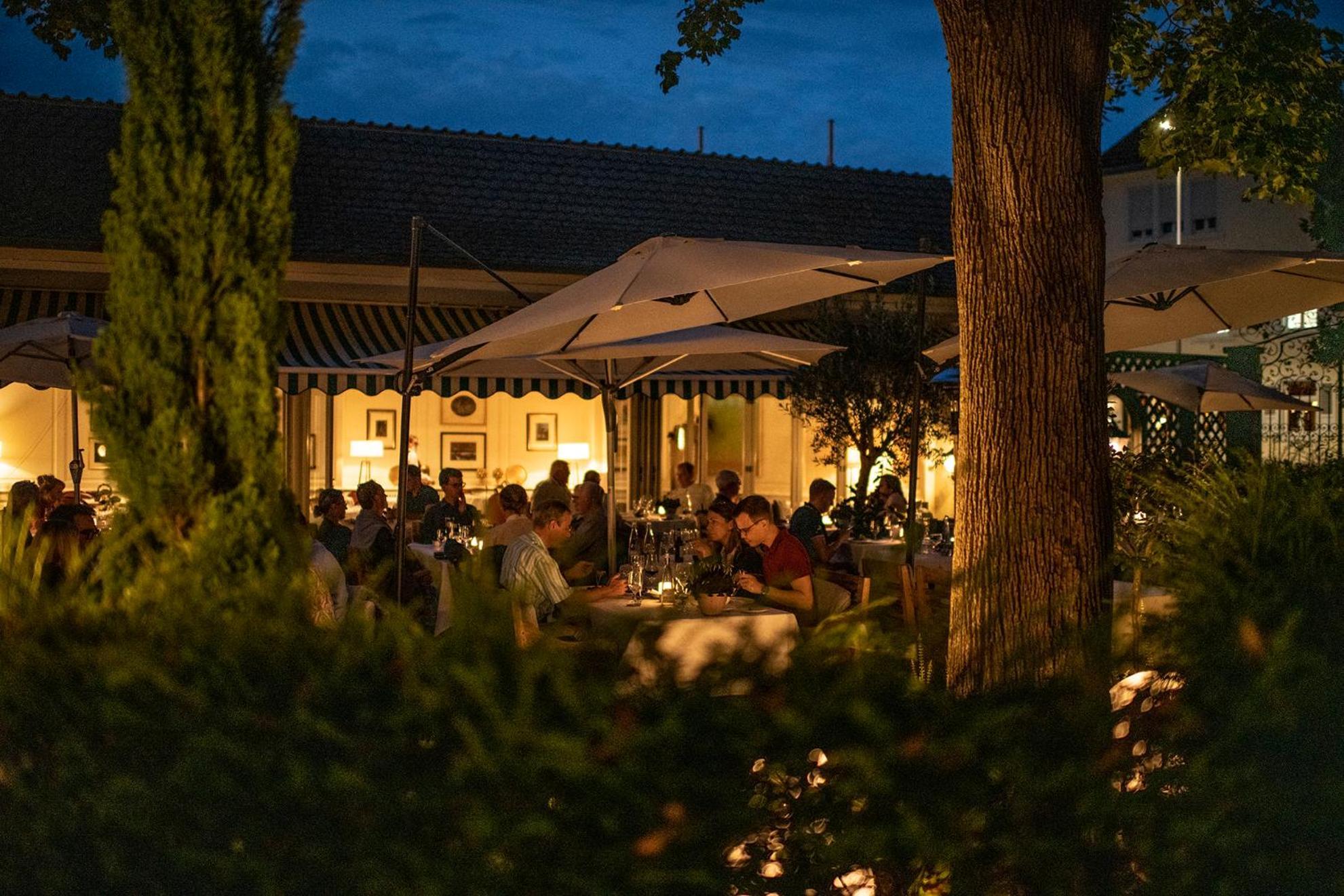 Hotel-Restaurant Erbprinz 에틀링겐 외부 사진 The restaurant at night