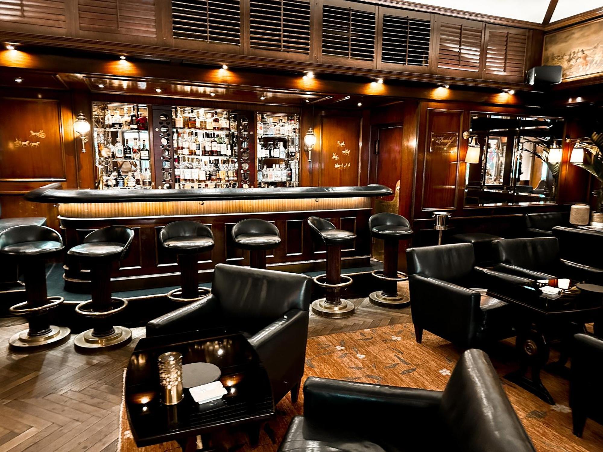 Hotel-Restaurant Erbprinz 에틀링겐 외부 사진 The interior of the bar